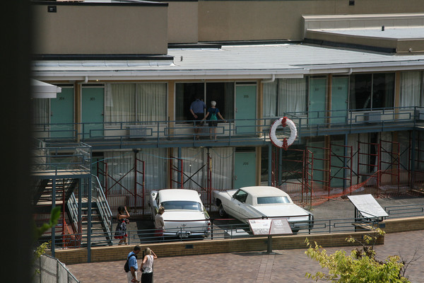 zicht op bet motel van waar geschoten is